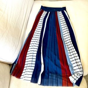 Women’s pleated mid length skirt (mo:vint is the designer)